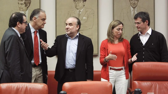 Varios representantes parlamentarios conversan Varios representantes parlamentarios conversan