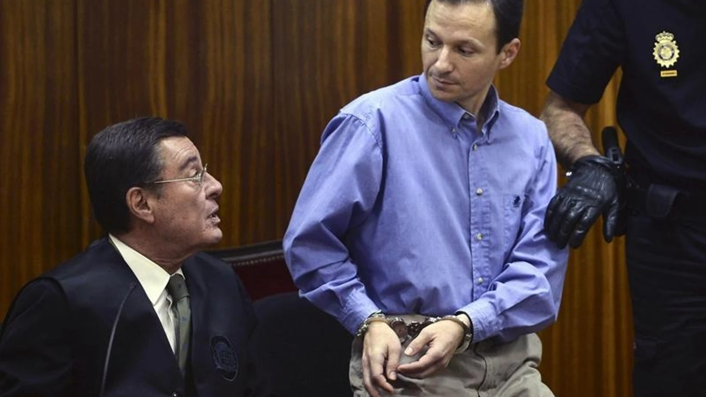 Bretón habla con su abogado antes de dejar el juzgado Bretón habla con su abogado antes de dejar el juzgado