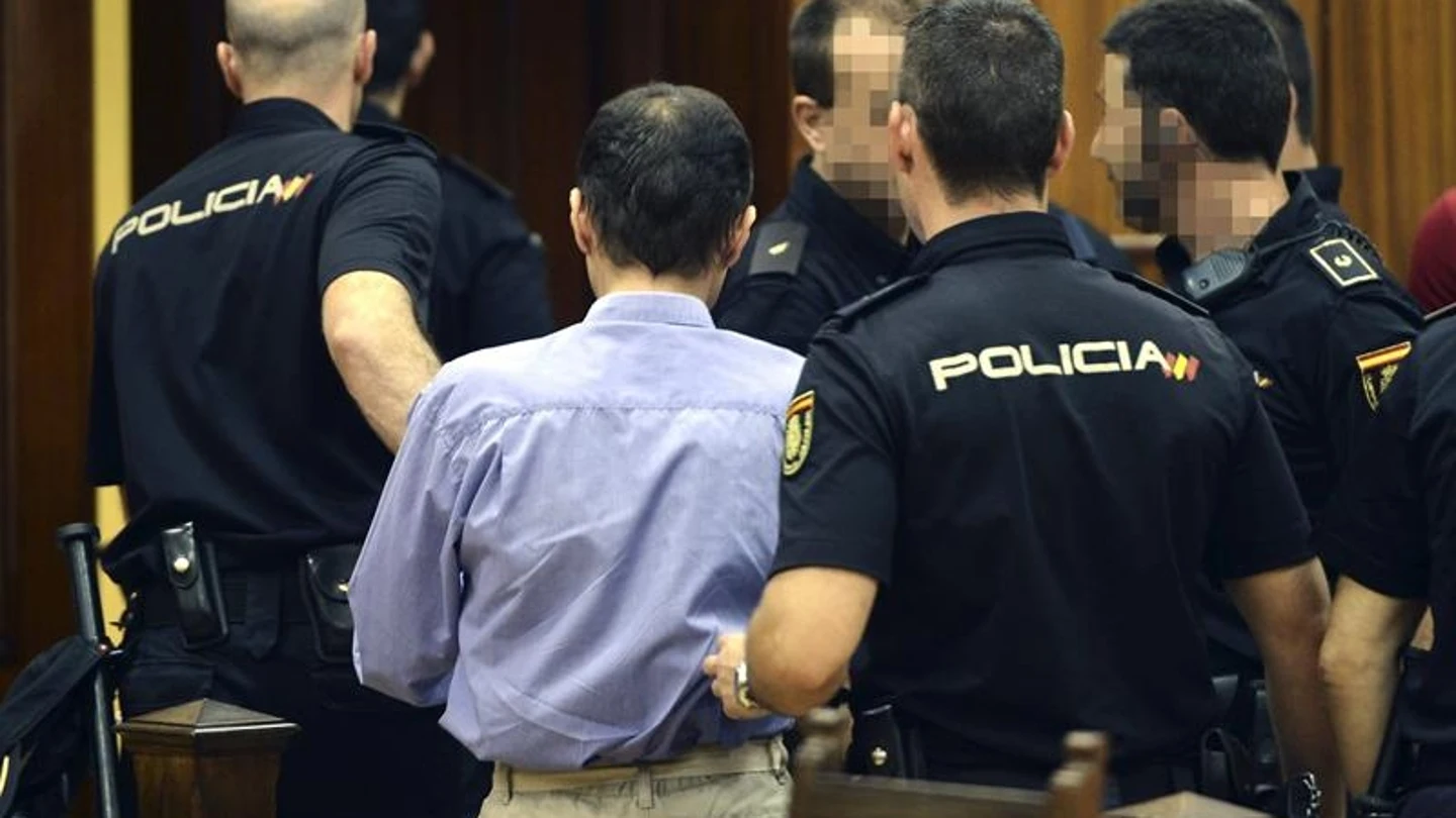 Bretón abandona escoltado el juzgado Bretón abandona escoltado el juzgado