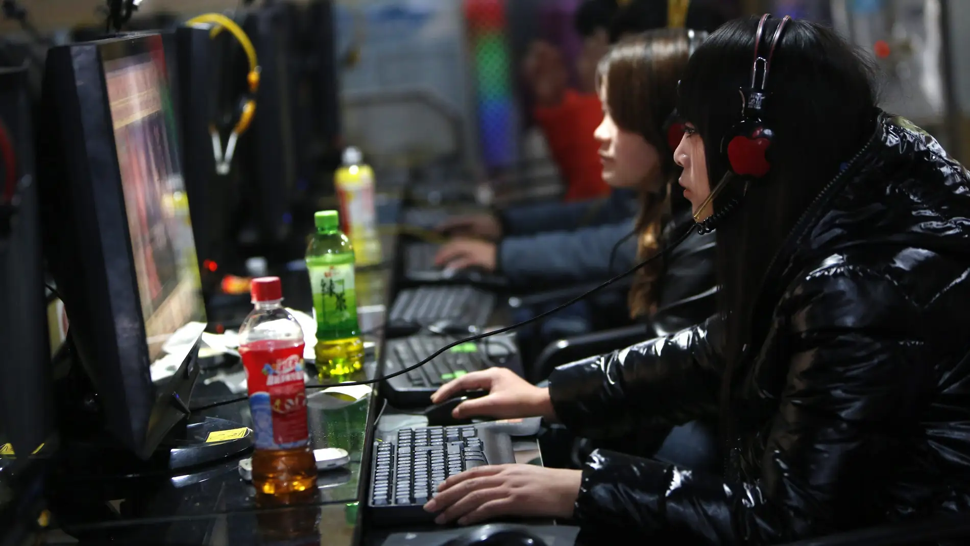 Varias personas utilizan los ordenadores de un cibercafé para conectarse a Internet en Pekín