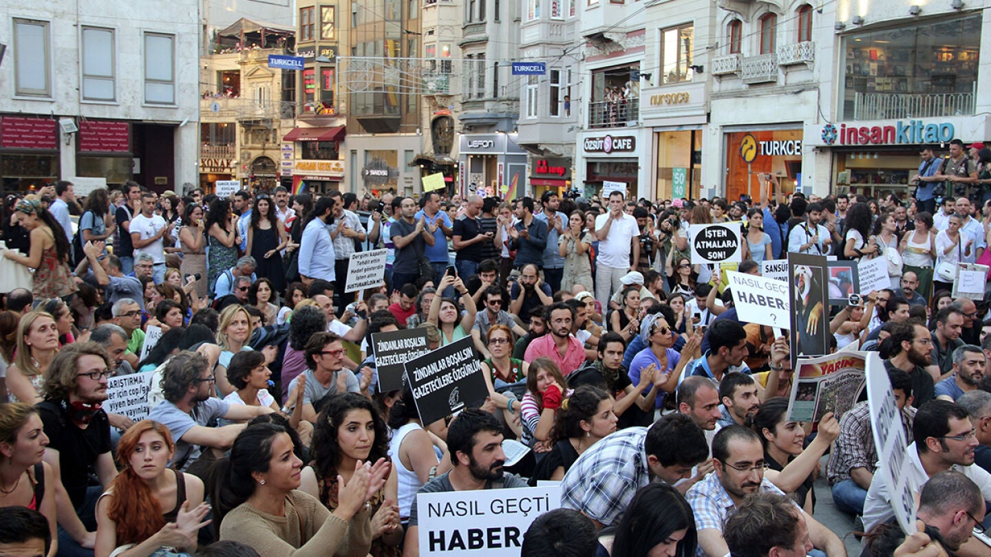 Periodistas turcos reunidos en el centro de Estambul