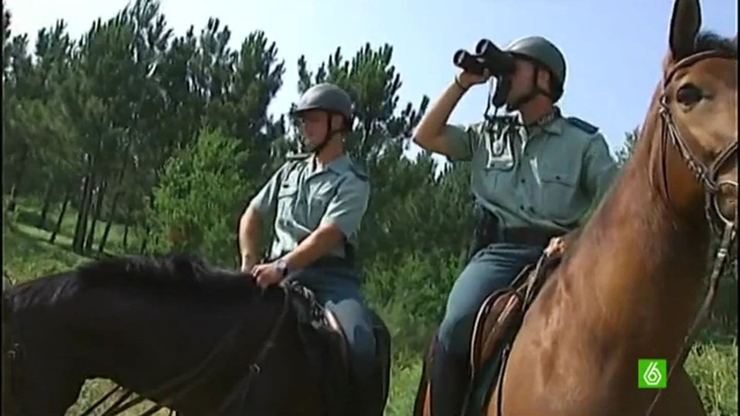 La Policía Nacional patrulla a caballo los montes gallegos para prevenir posibles incendios La Policía Nacional patrulla a caballo los montes gallegos para prevenir posibles incendios