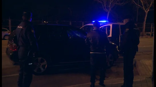 Un hombre orina en plena calle Un hombre orina en plena calle