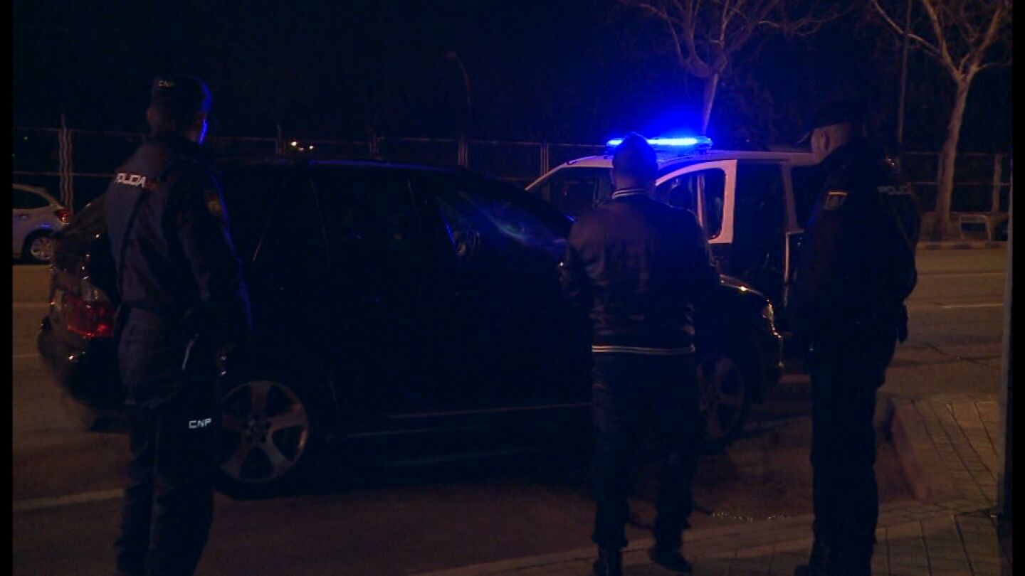 Un hombre orina en plena calle