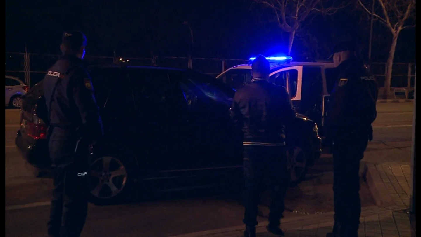 Un hombre orina en plena calle Un hombre orina en plena calle