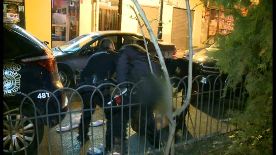 La policía intenta inmovilizar a una mujer borracha La policía intenta inmovilizar a una mujer borracha