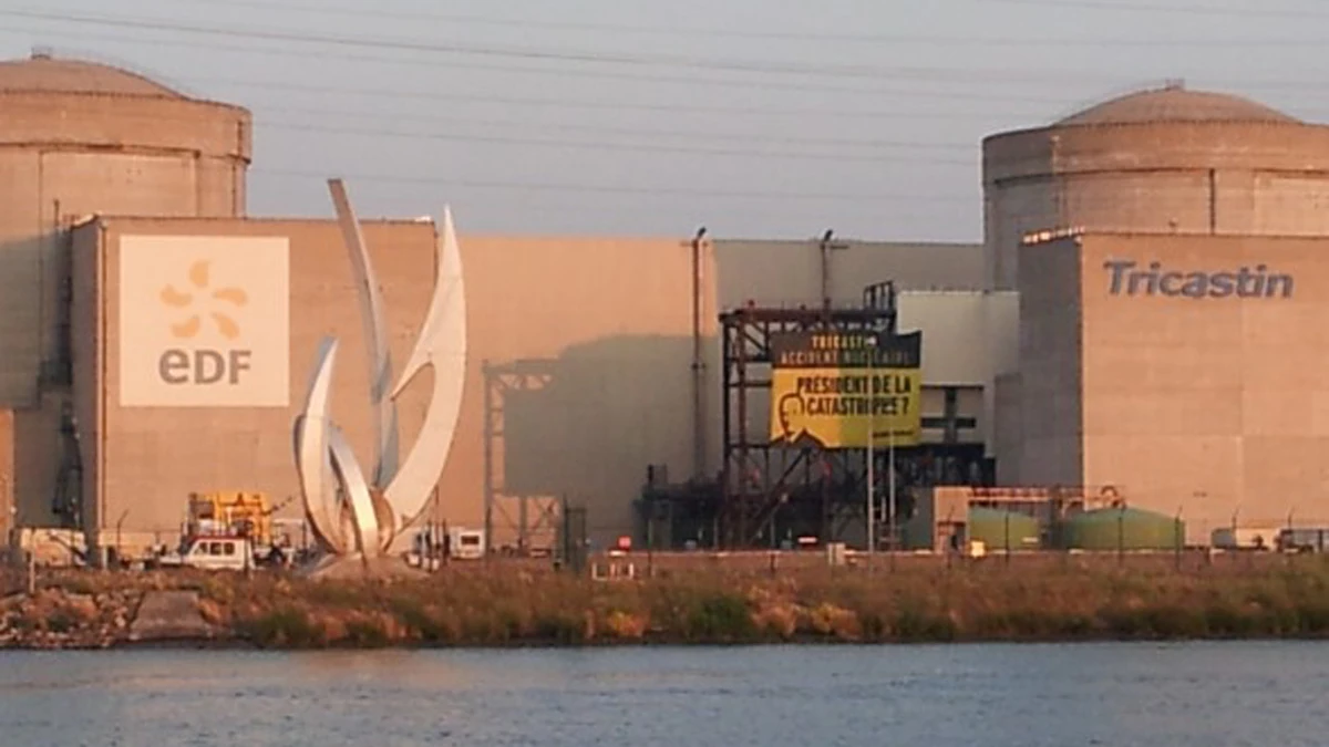 Activistas de Greenpeace han colgado una pancarta de protesta en la central nuclear de Tricastin en Francia.