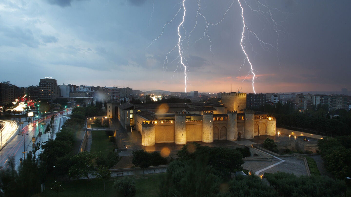 El Palacio de la Aljafer&iacute;a testigo de una tormenta ca&iacute;da en Zaragoza.