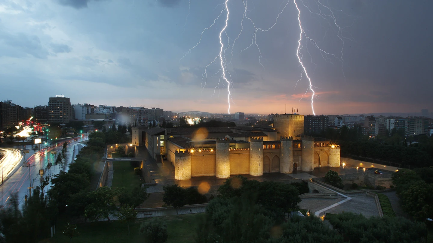 El Palacio de la Aljafería testigo de una tormenta caída en Zaragoza. El Palacio de la Aljafería testigo de una tormenta caída en Zaragoza.