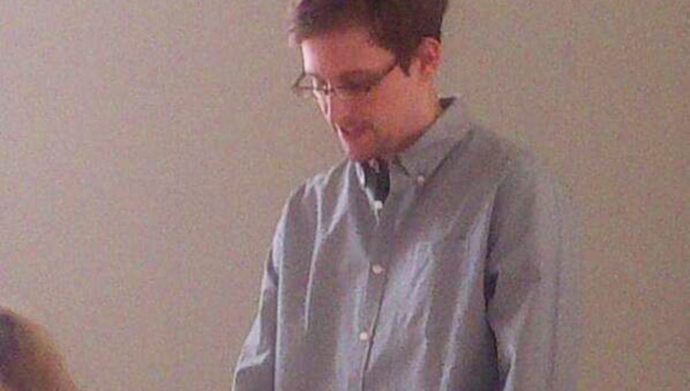 Edward Snowden, durante una reunión con activistas de derechos humanos, en el aeropuerto de Moscú.