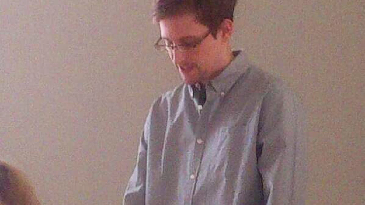 Edward Snowden, durante una reunión con activistas de derechos humanos, en el aeropuerto de Moscú.