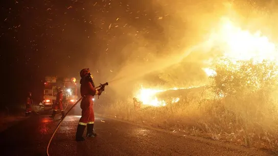 Llamas del incendio en Almorox por la noche Llamas del incendio en Almorox por la noche