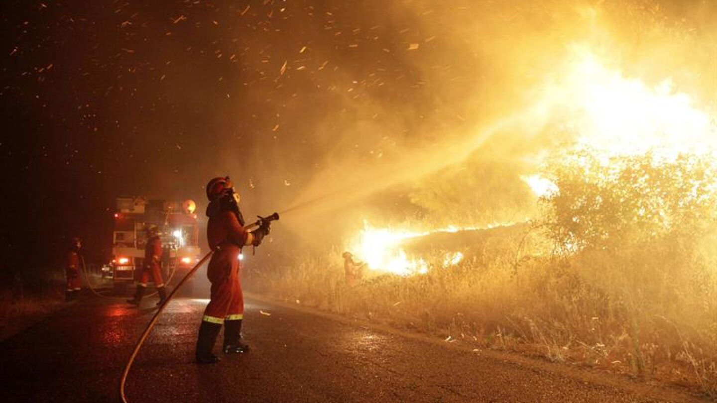Llamas del incendio en Almorox por la noche
