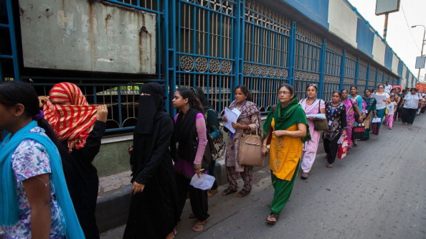 Una veintena de ni&ntilde;os han muerto por intoxicaci&oacute;n alimenticia en un colegio en India 
