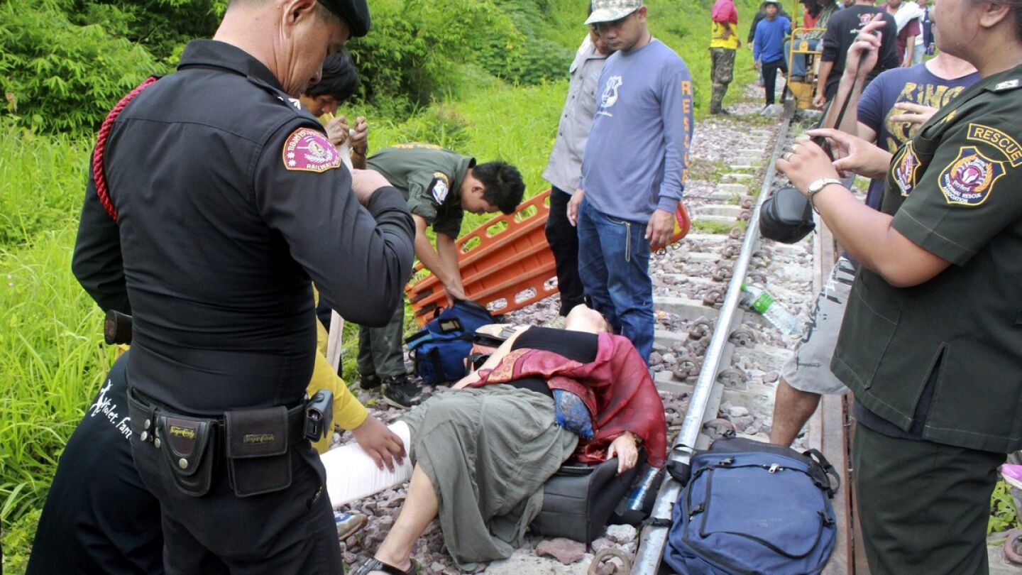 Los servicios de emergencia atienden a uno de los heridos