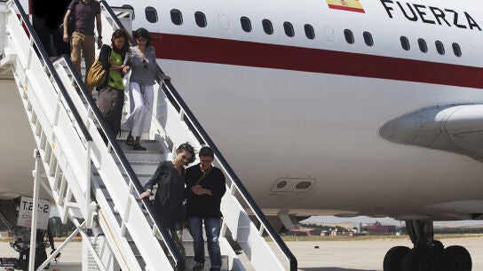 Fotograf&iacute;a facilitada por M&eacute;dicos sin Fronteras de Montserrat Serra (abajo) y Blanca Thiebaut (arriba) a su llegada a Espa&ntilde;a