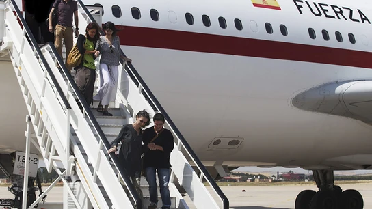 Fotografía facilitada por Médicos sin Fronteras de Montserrat Serra (abajo) y Blanca Thiebaut (arriba) a su llegada a España Fotografía facilitada por Médicos sin Fronteras de Montserrat Serra (abajo) y Blanca Thiebaut (arriba) a su llegada a España