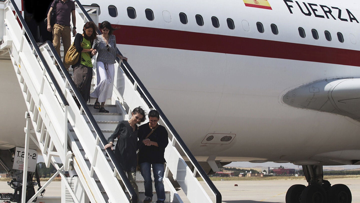 Fotograf&iacute;a facilitada por M&eacute;dicos sin Fronteras de Montserrat Serra (abajo) y Blanca Thiebaut (arriba) a su llegada a Espa&ntilde;a