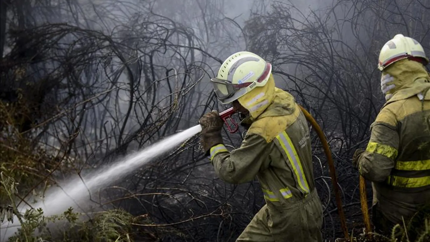 Efectivos apagando un incendio Efectivos apagando un incendio