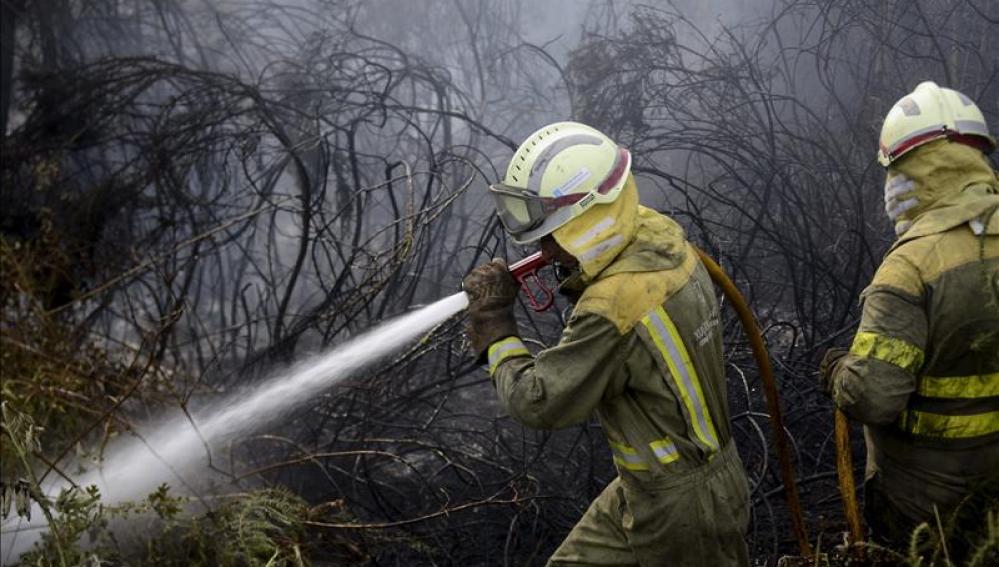 Efectivos apagando un incendio