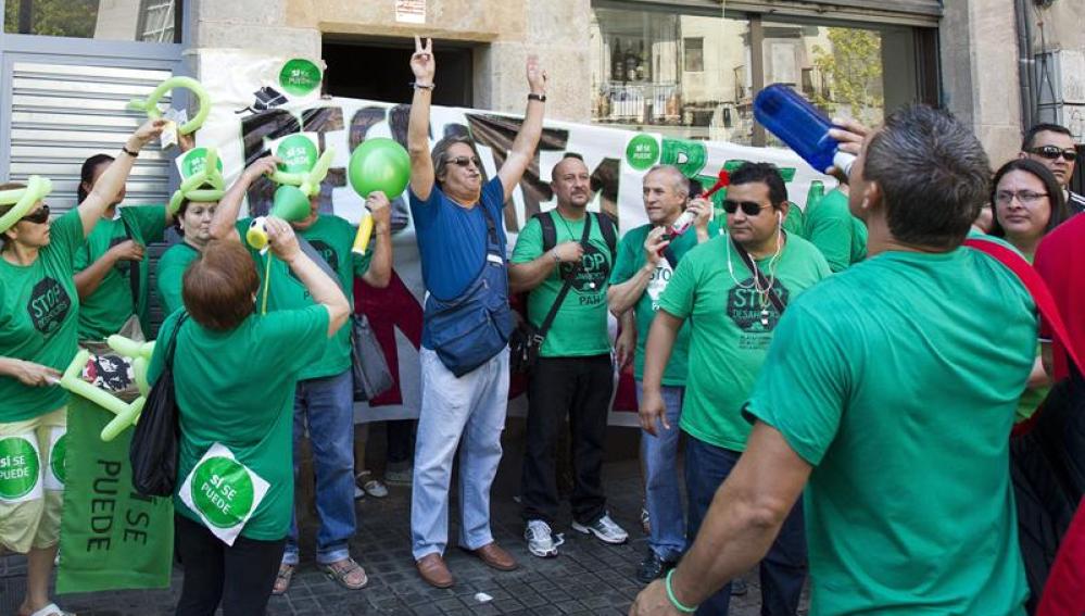 Miembros de la PAH ocupan un edificio en Barcelona