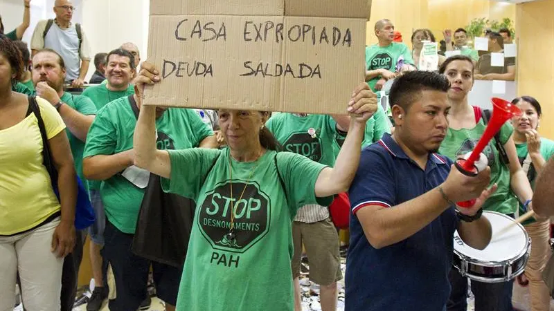 Varios miembros de la PAH se concentran frente a una sucursal de Catalunya Caixa