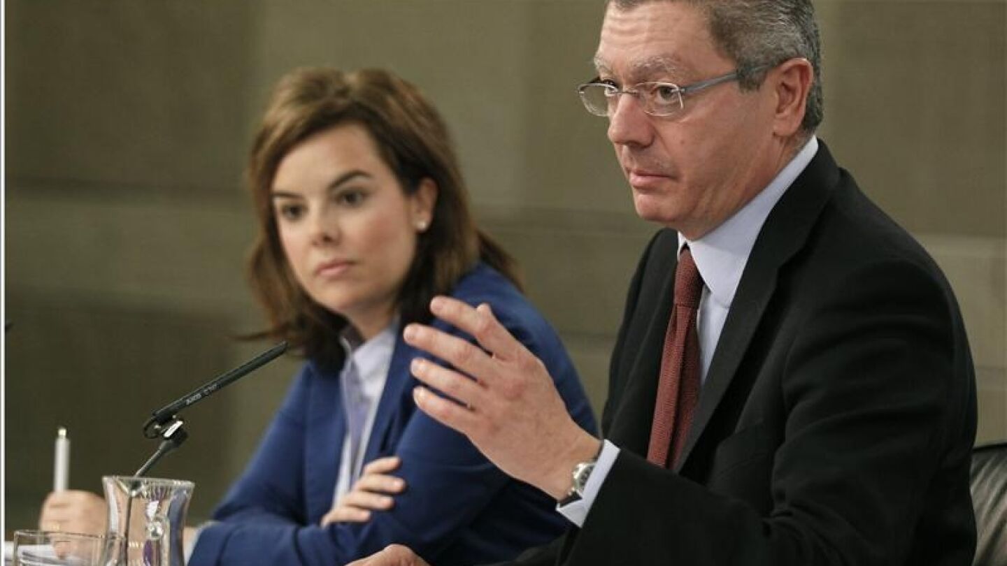 La vicepresidenta del Gobierno, Soraya S&aacute;enz de Santamar&iacute;a, y el ministro de Justicia, Alberto Ruiz Gallard&oacute;n