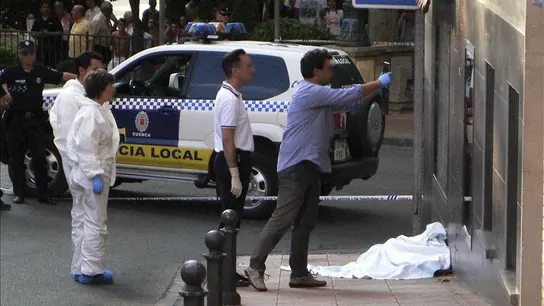 Miembros de la Policía Local y Nacional junto al cadáver Miembros de la Policía Local y Nacional junto al cadáver