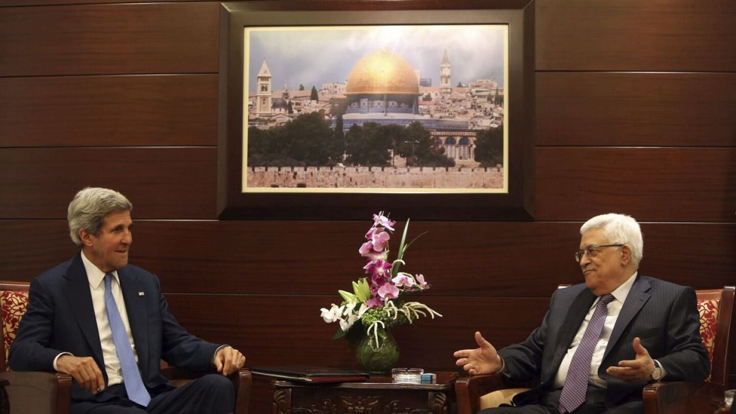 John Kerry se re&uacute;ne con el primer ministro palestino, Mahmud Ab&aacute;s.