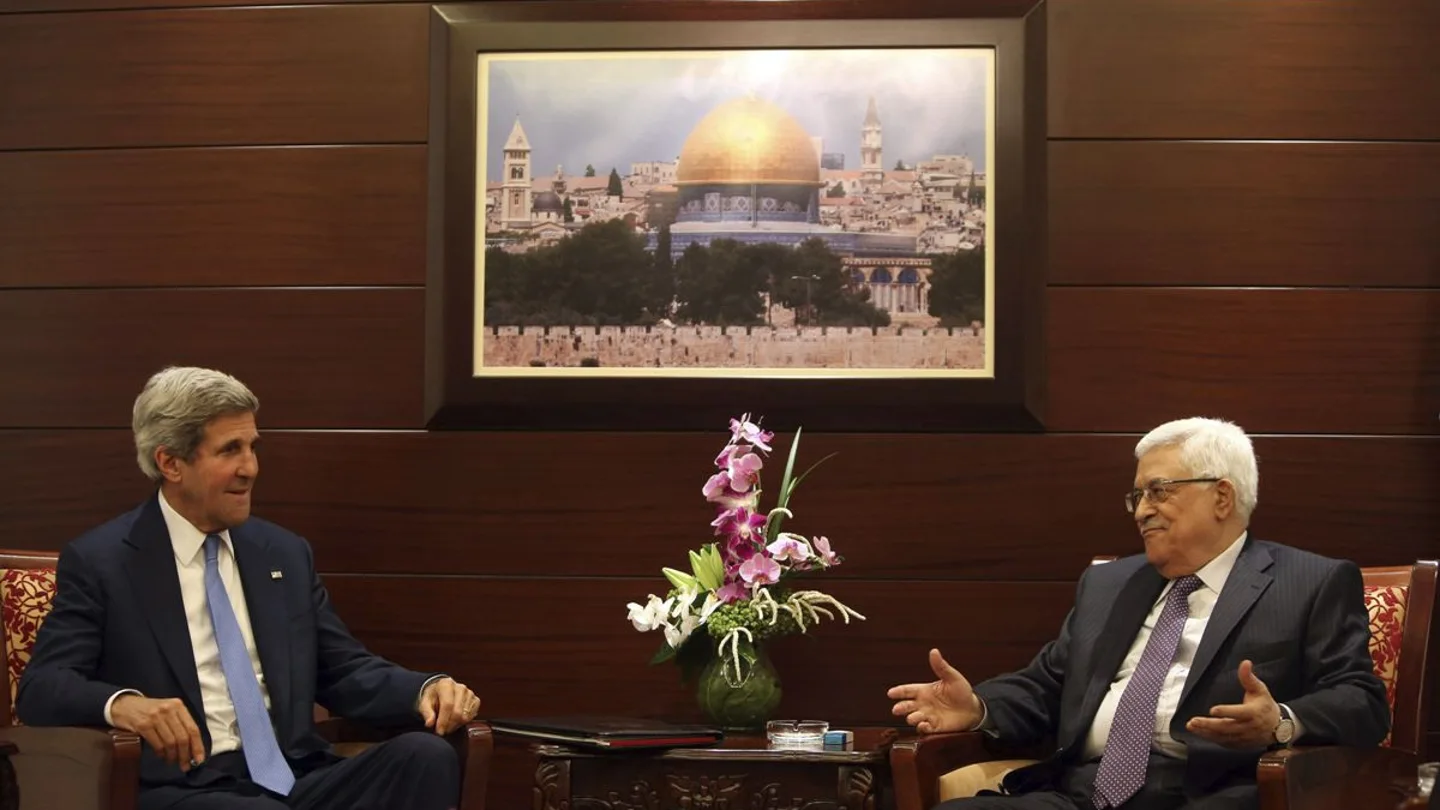 John Kerry se reúne con el primer ministro palestino, Mahmud Abás. John Kerry se reúne con el primer ministro palestino, Mahmud Abás.