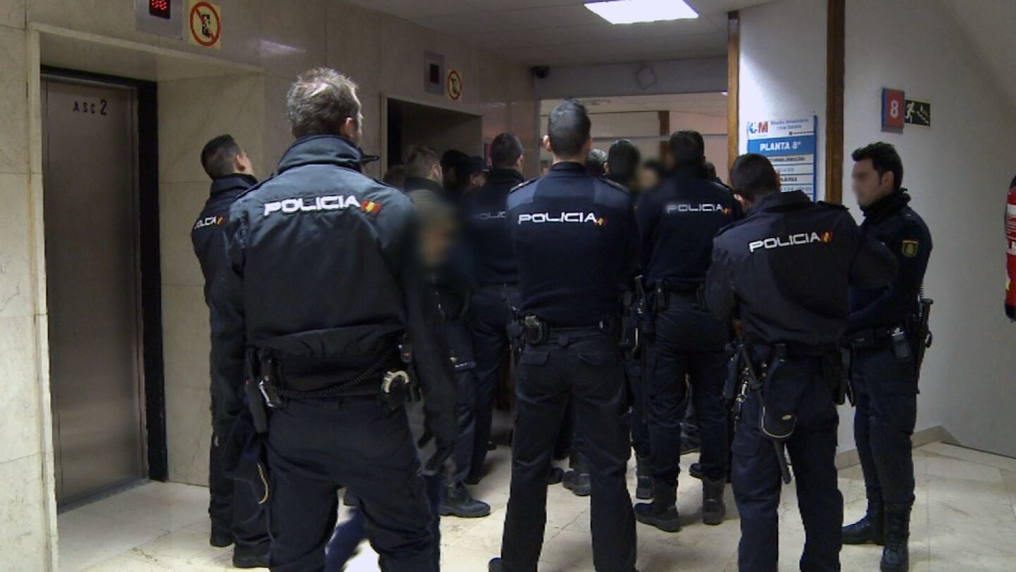 Los polic&iacute;as intervienen en un hospital