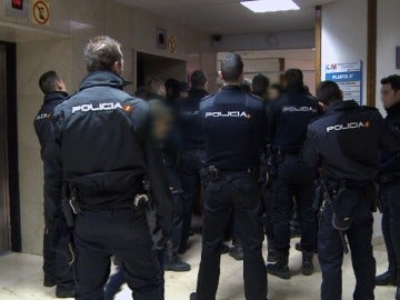 Los policías intervienen en un hospital Los policías intervienen en un hospital