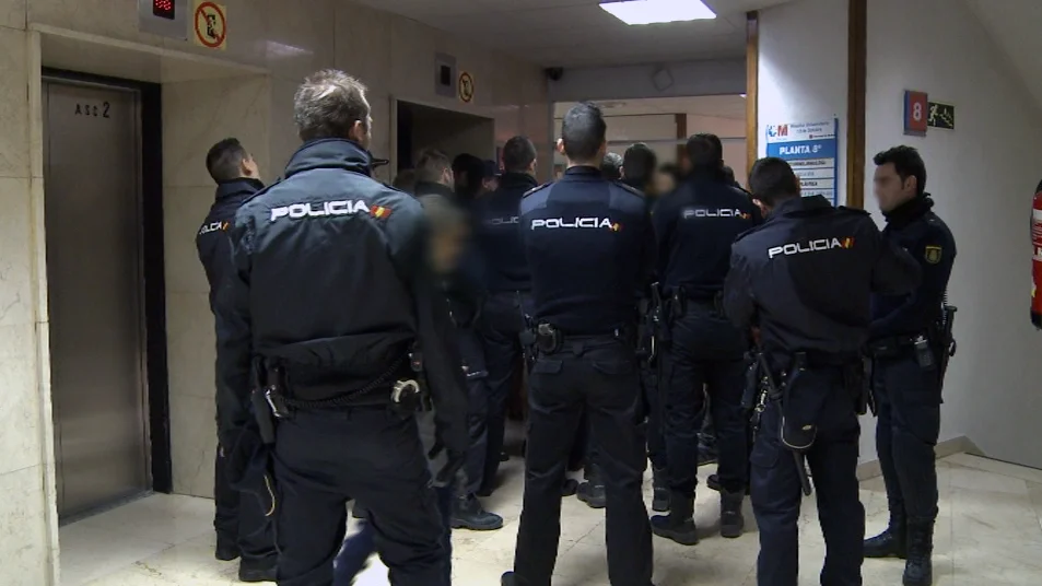 Los policías intervienen en un hospital