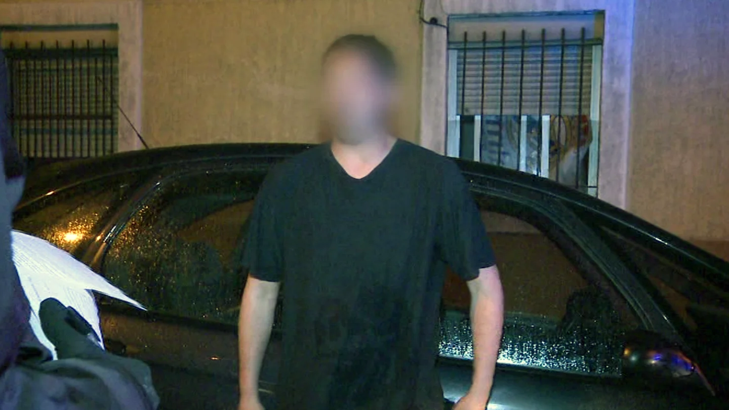 La policía pide la documentación a un hombre ebrio La policía pide la documentación a un hombre ebrio