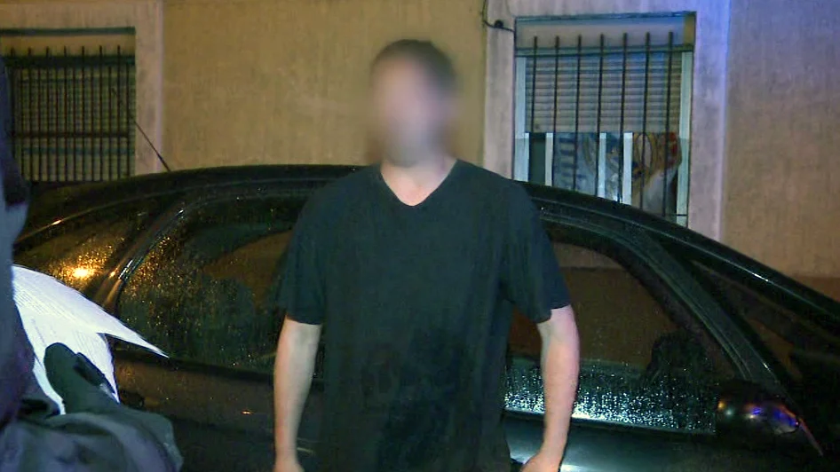 La policía pide la documentación a un hombre ebrio La policía pide la documentación a un hombre ebrio