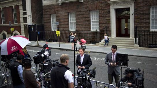 Periodistas trabajan frente a la entrada del hospital St. Mary's, en Londres