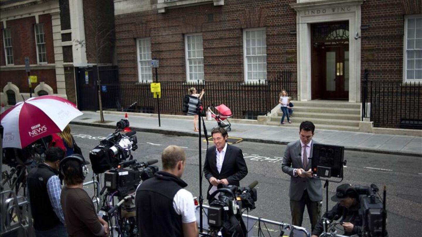 Periodistas trabajan frente a la entrada del hospital St. Mary's, en Londres