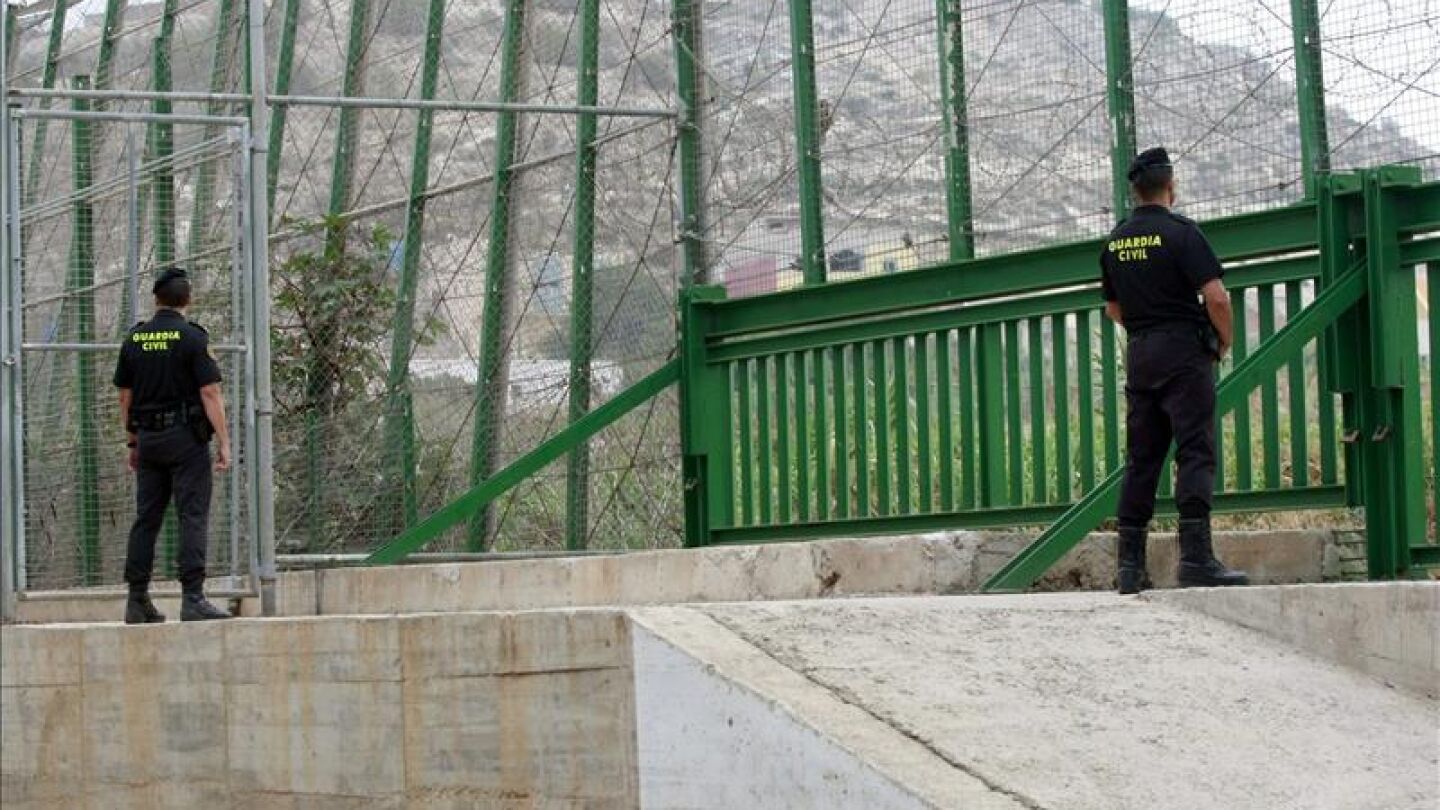 Dos guardias civiles en el per&iacute;metro fronterizo de Melilla. 