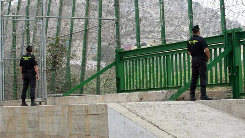 Dos guardias civiles en el perímetro fronterizo de Melilla. 