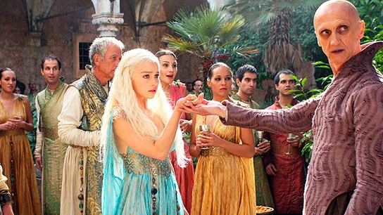 Daenerys Targaryen saluda a un mago en Qarth Daenerys Targaryen saluda a un mago en Qarth