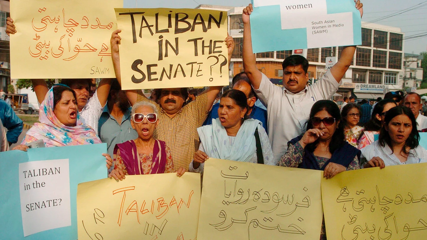 Activistas por los derechos humanos protestan contra un "crimen de honor" en Pakistán. Activistas por los derechos humanos protestan contra un "crimen de honor" en Pakistán.