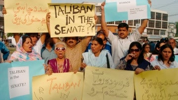Activistas por los derechos humanos protestan contra un "crimen de honor" en Pakistán. 
