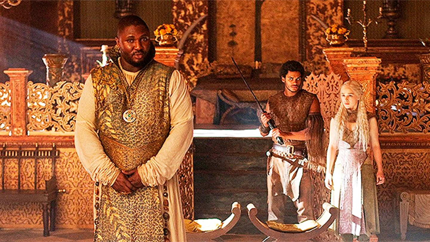 Daenerys atiende a las explicaciones de Xaro Shaun Daxos Daenerys atiende a las explicaciones de Xaro Shaun Daxos