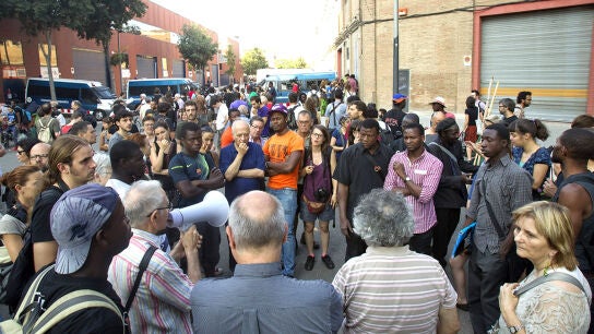Los Mossos desalojan a decenas de personas asentadas en una nave de Barcelona