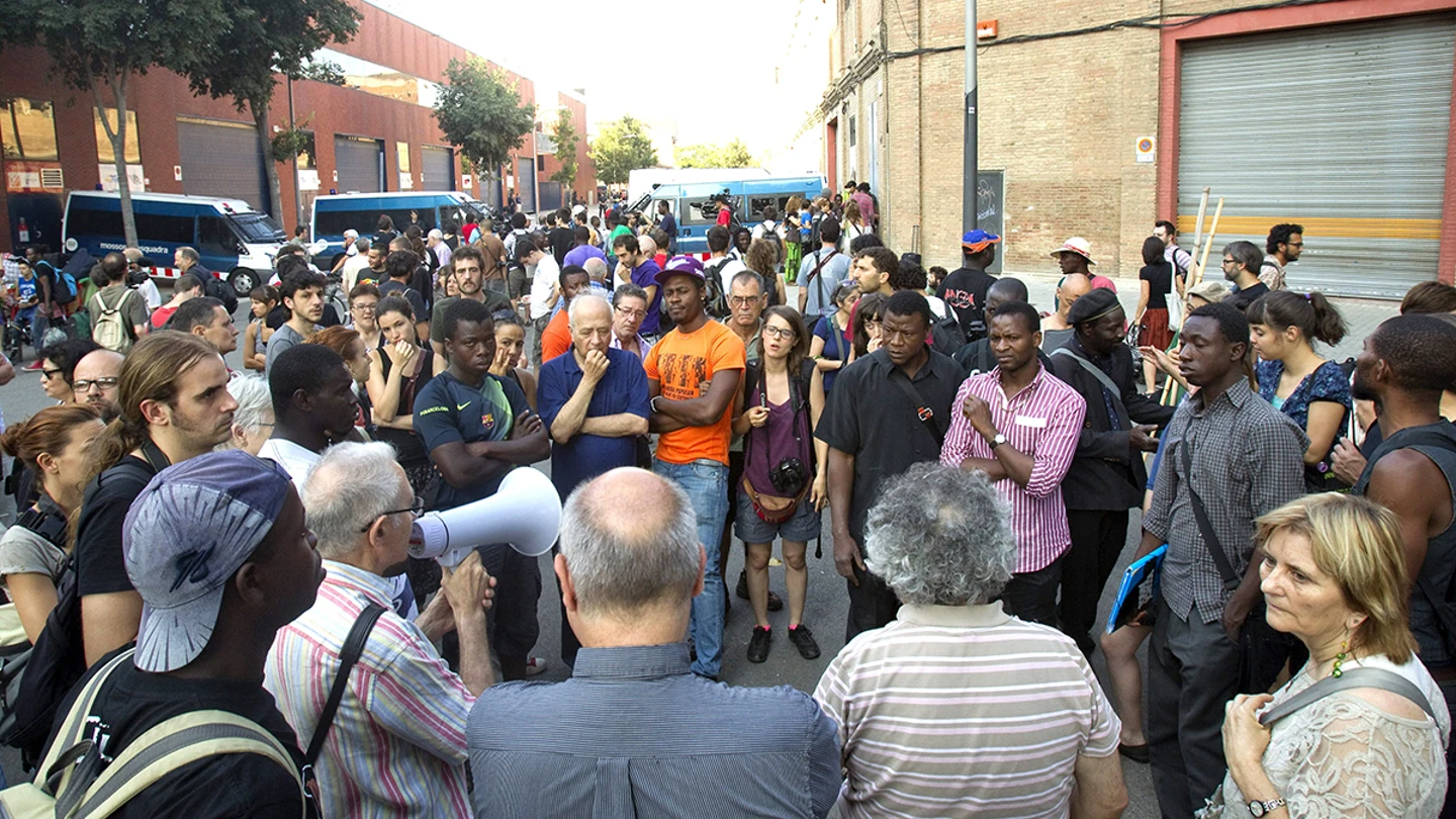 Los Mossos desalojan a decenas de personas asentadas en una nave de Barcelona Los Mossos desalojan a decenas de personas asentadas en una nave de Barcelona