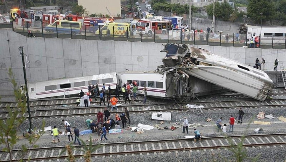 Trenes descarrilados en Santiago.