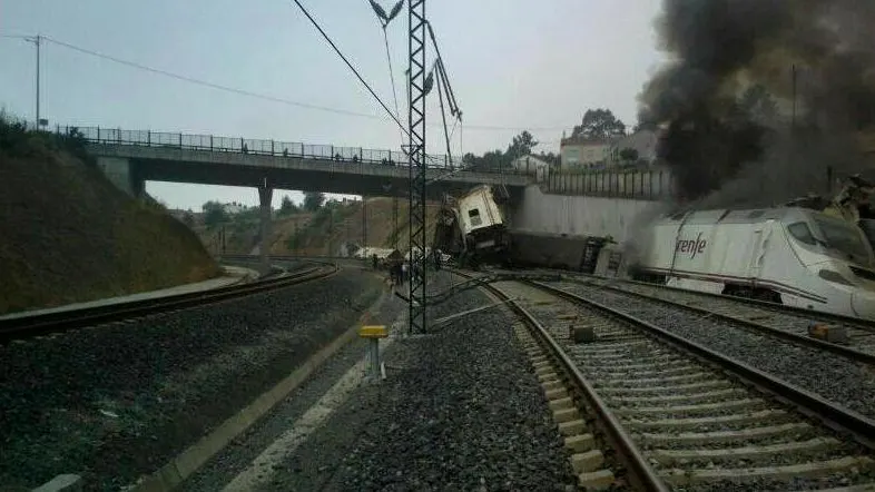 Imagen del tren descarrilado Imagen del tren descarrilado