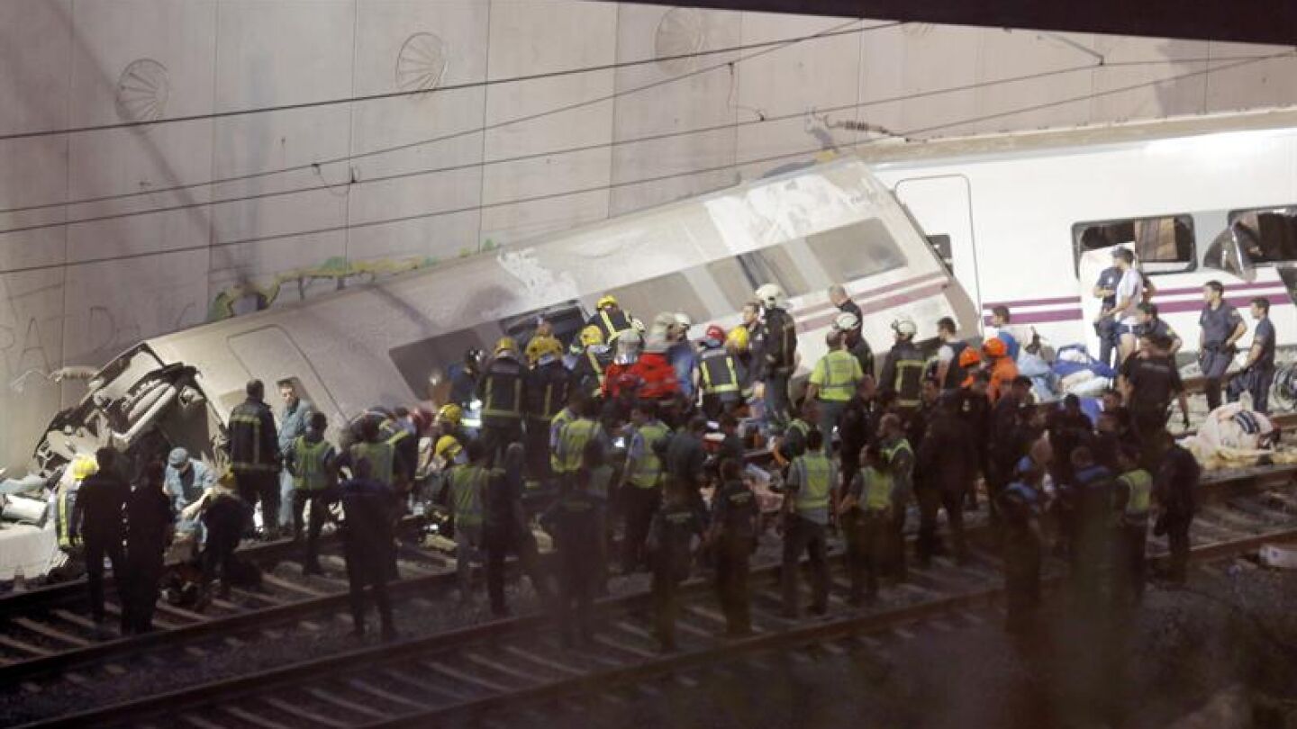 Vagones del tren descarrilado en Santiago de Compostela