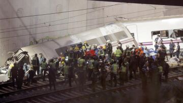 Vagones del tren descarrilado en Santiago de Compostela