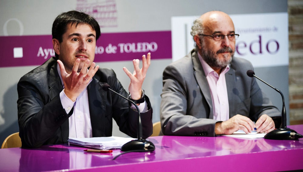 El portavoz del Gobierno en el Ayuntamiento de Toledo, Rafael Perezagua, y el concejal de Gestión de los Servicios, Gabriel González.